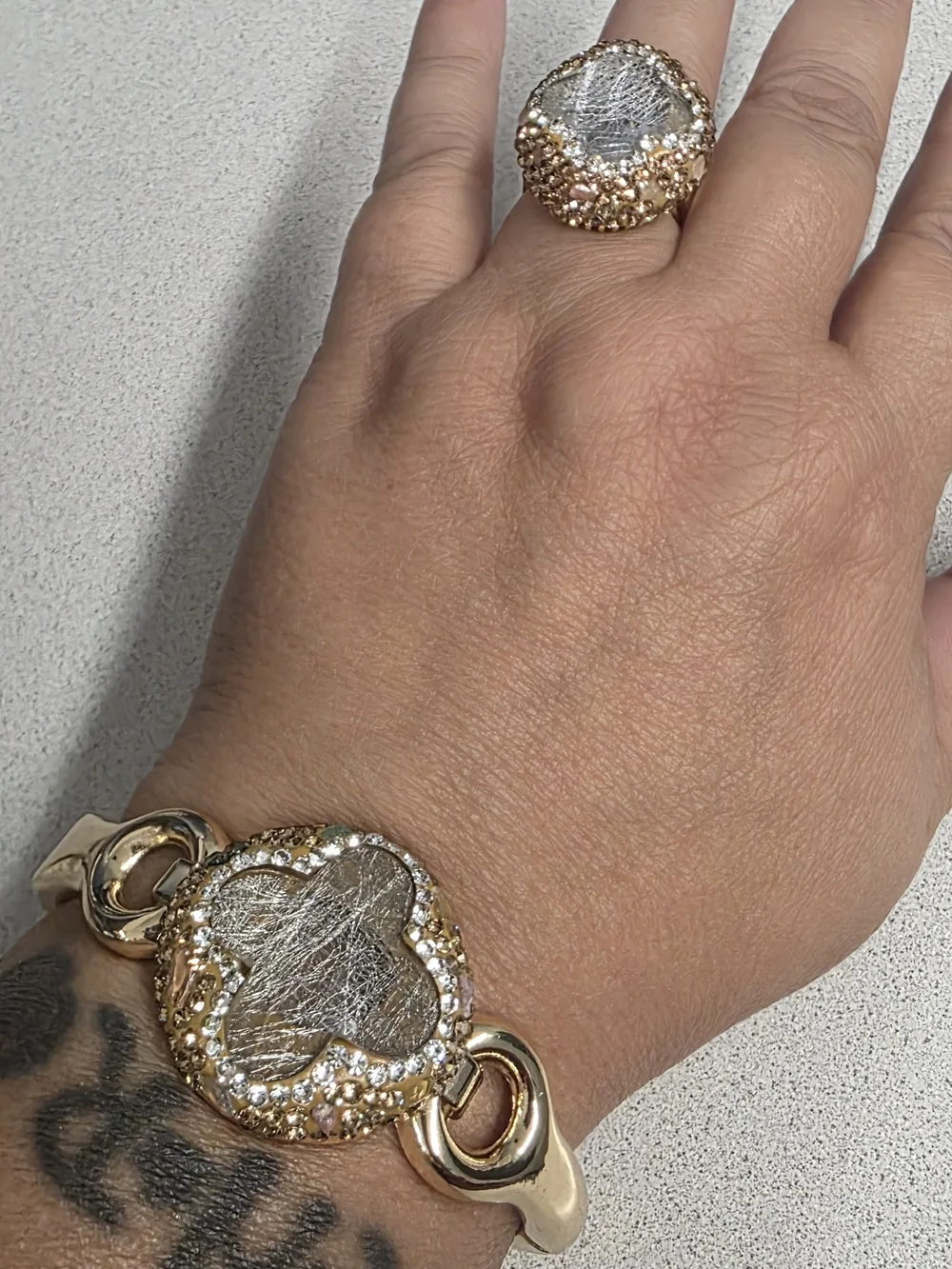 N/A elegant gold